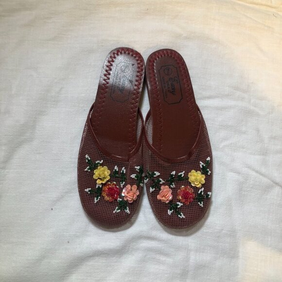 Easy U.S.A. Chinese Slippers with Roses Brown Size 7 NWOT - Picture 2 of 9